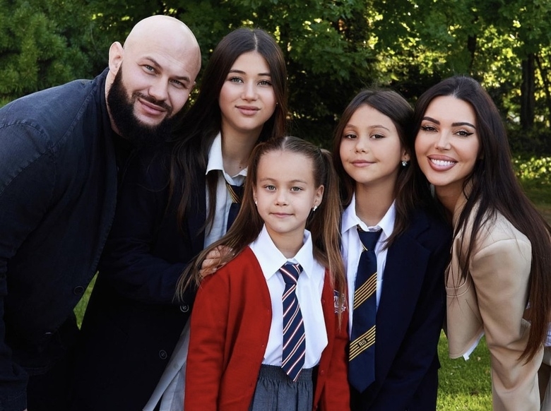 Оксана Самойлова и Джиган с дочками