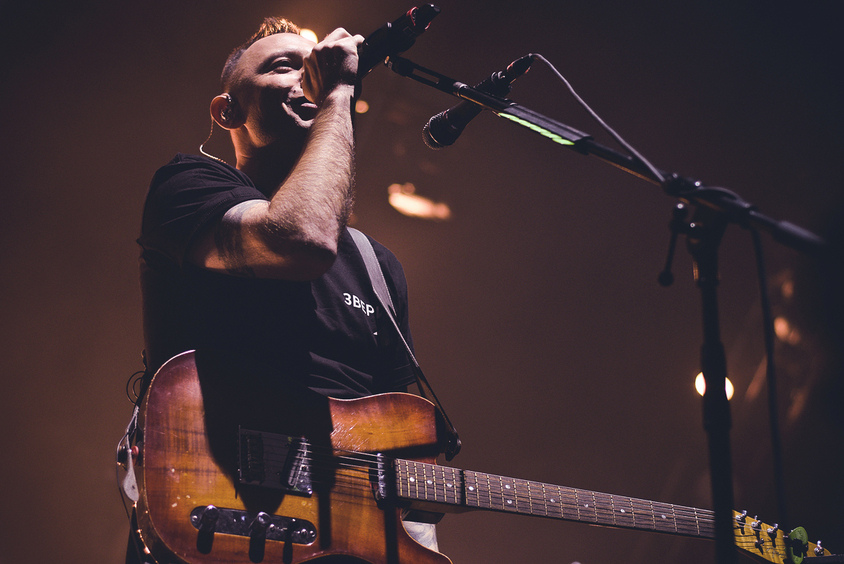 Музыкант Рома «Зверь» выступил перед российскими военными на Донбассе