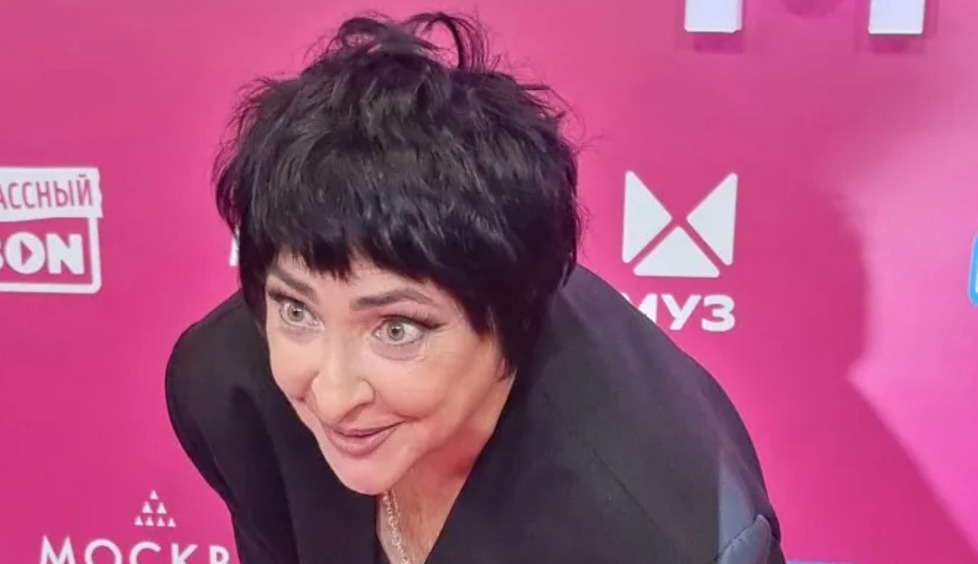 Лолита шокировала публику, надев на голову интимную часть женского туалета: «Это могут быть очки, чтобы не видеть уроки физкультуры и пьяного трудовика»