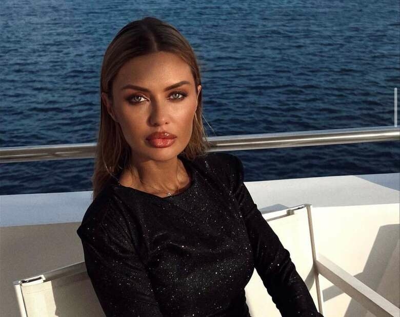 Боня с пачкой денег в руках рассказала о романтическом свидании: «Мой мужчина прилетел наконец-то ко мне»