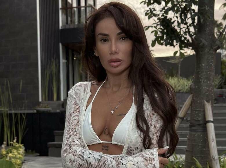 Айза намекнула на чувства к мужчине: «От одной мысли сжимает грудь и хочется плакать»