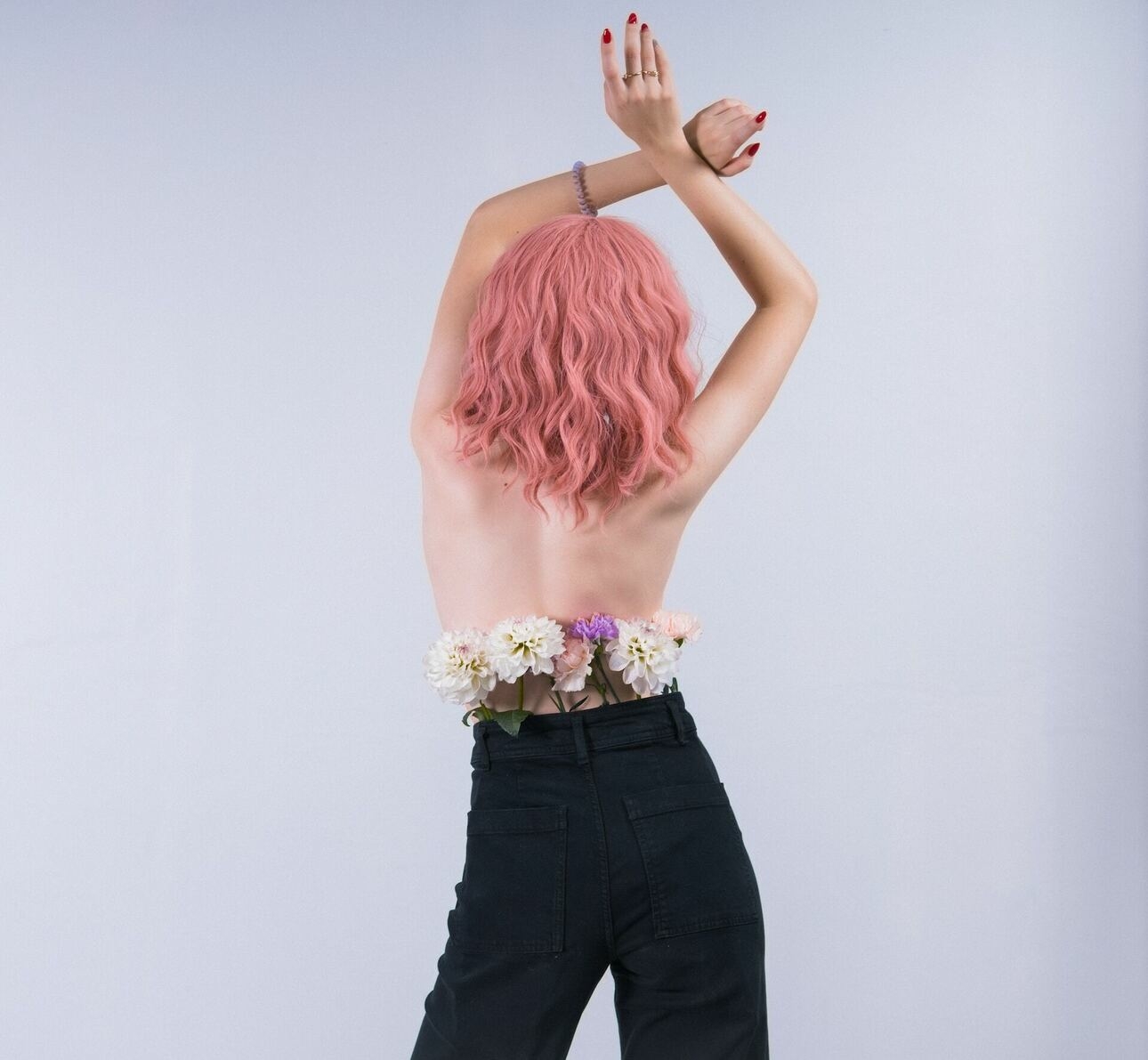 если вы не собираетесь на тематическую вечеринку, от яркого окрашивания лучше отказаться