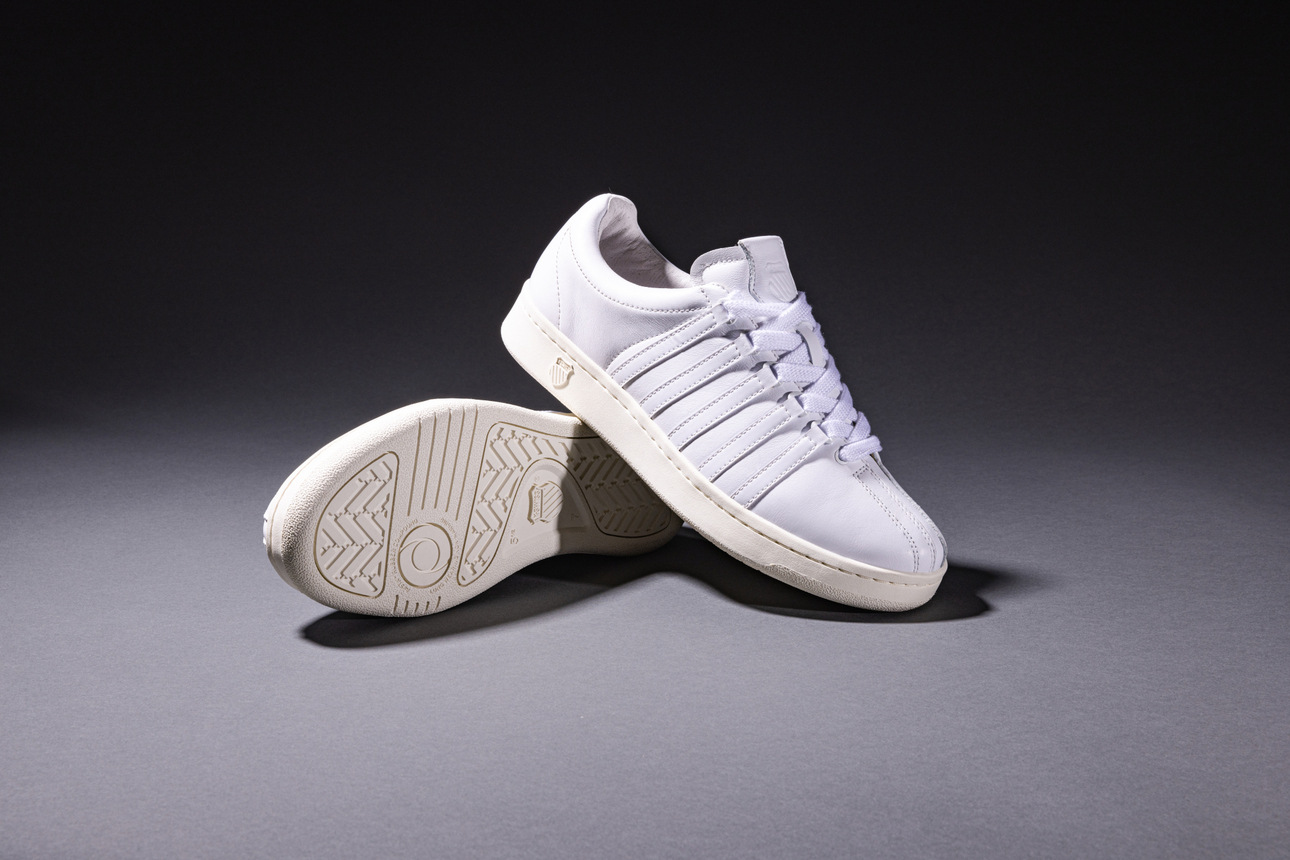 Культовая модель CLASSIC GT 2023 года американского бренда K-Swiss объединила в себе элегантный классический стиль, выверенный крой и премиальное качество материалов