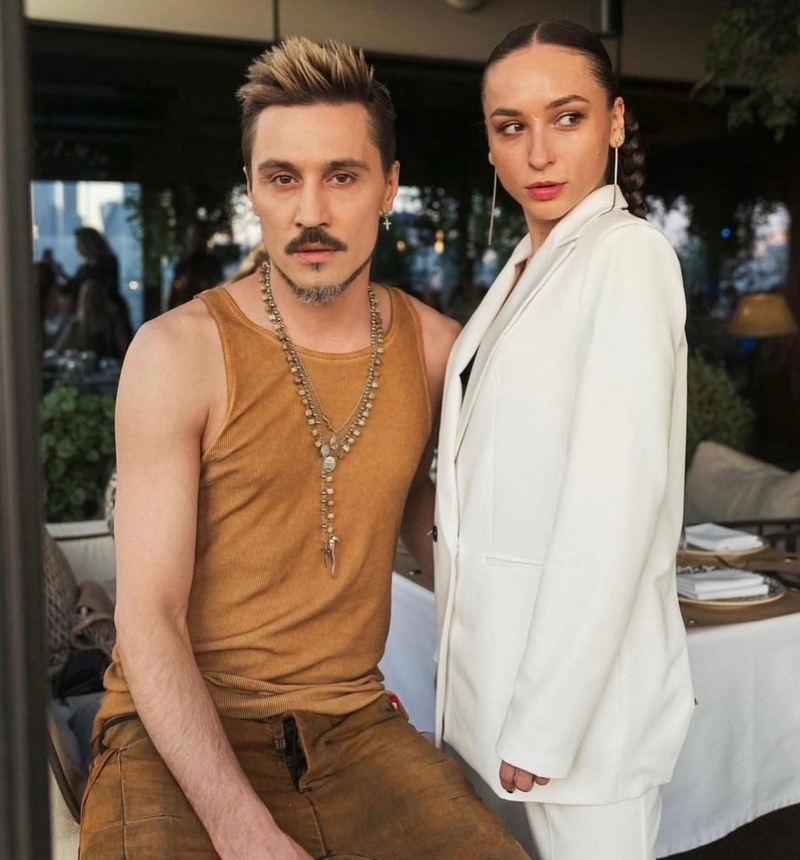 Певец с сестрой Анной