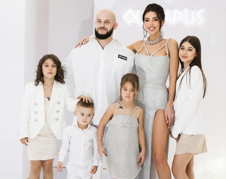 Оксана Самойлова с мужем Джиганом и детьми