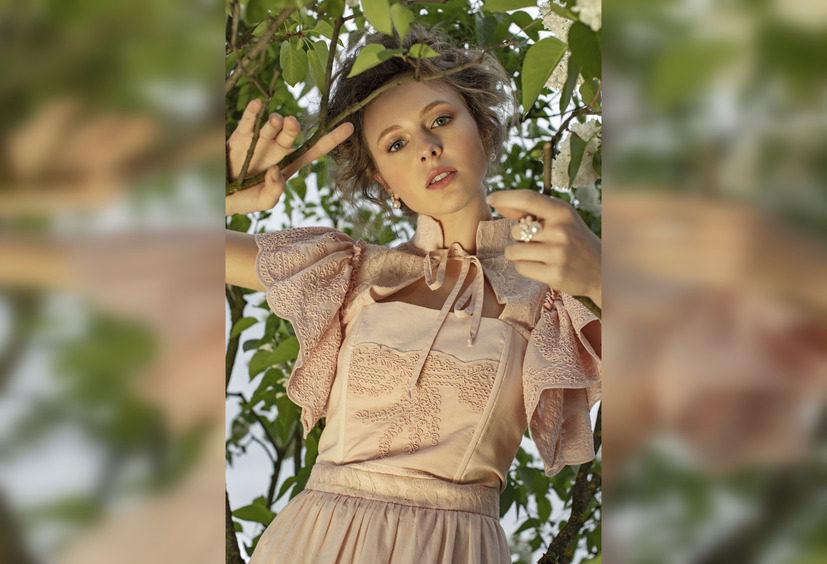 Платье, MASTERPEACE; кольцо и серьги из коллекции Flower, все – MERCURY