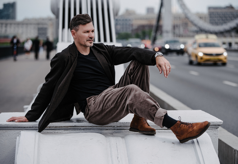 Пиджак и брюки, все – BRIER; футболка и ботинки, все – собственность актера