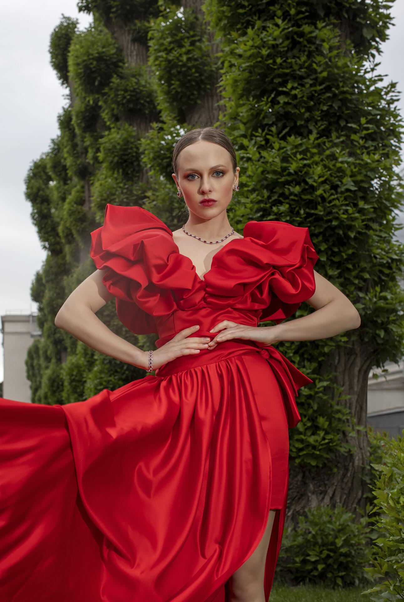 i, все – PASQAL BRUNI; кольцо из коллекции Messika by Katte Moss, MESSIKA Платье, DASHA Li; серьги, колье и браслет из коллекции Color, все – MERCURY