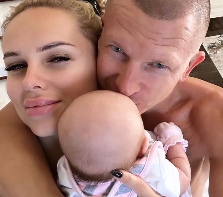 Ханна и Пашу Курьянов с младшей дочкой