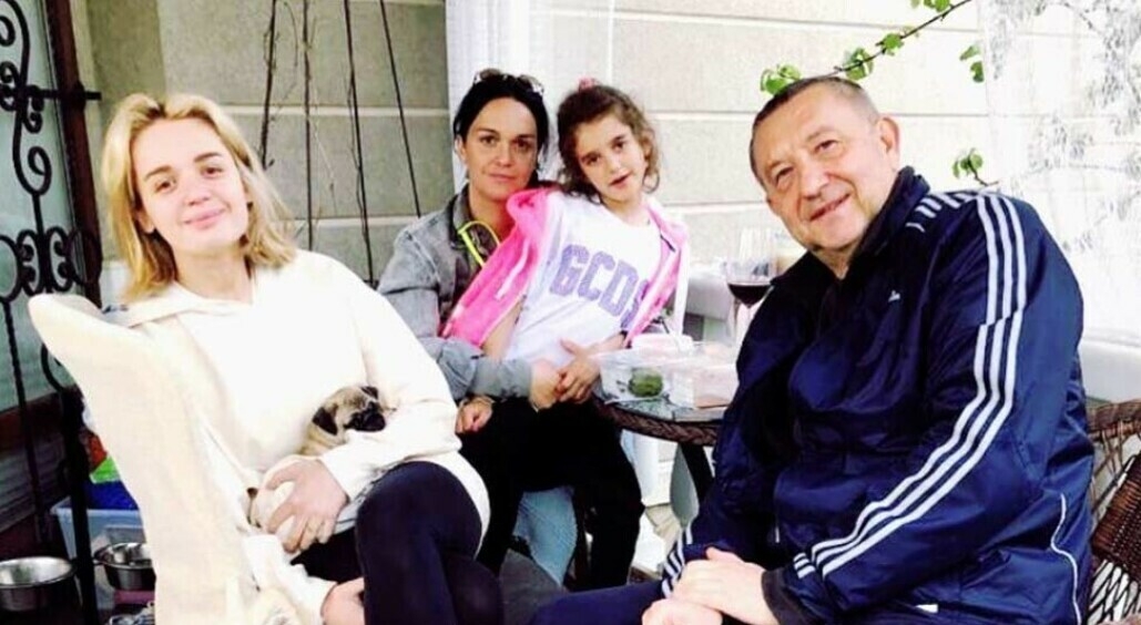 Семья певицы Славы на даче