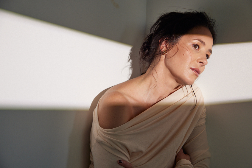 Лонгслив, AUTENTIMENTS; серьги из коллекции Supernova, DAVID YURMAN