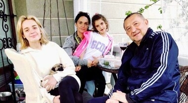 Семья певицы Славы на даче