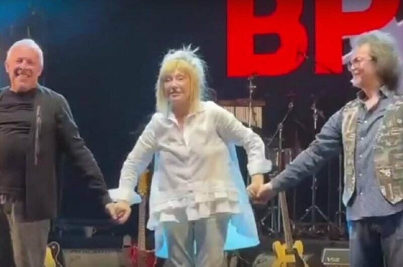 Пугачеву на сцене с двух сторон поддерживали за руки