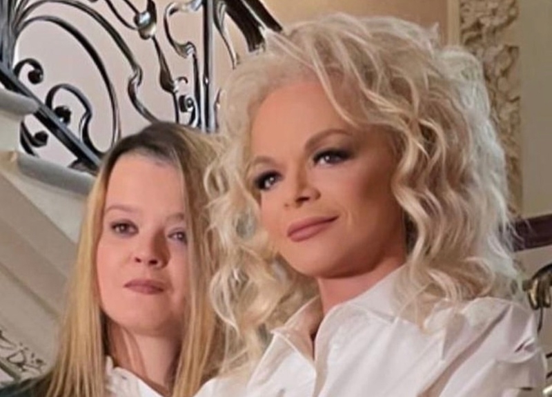 Певица с дочкой Ангелиной