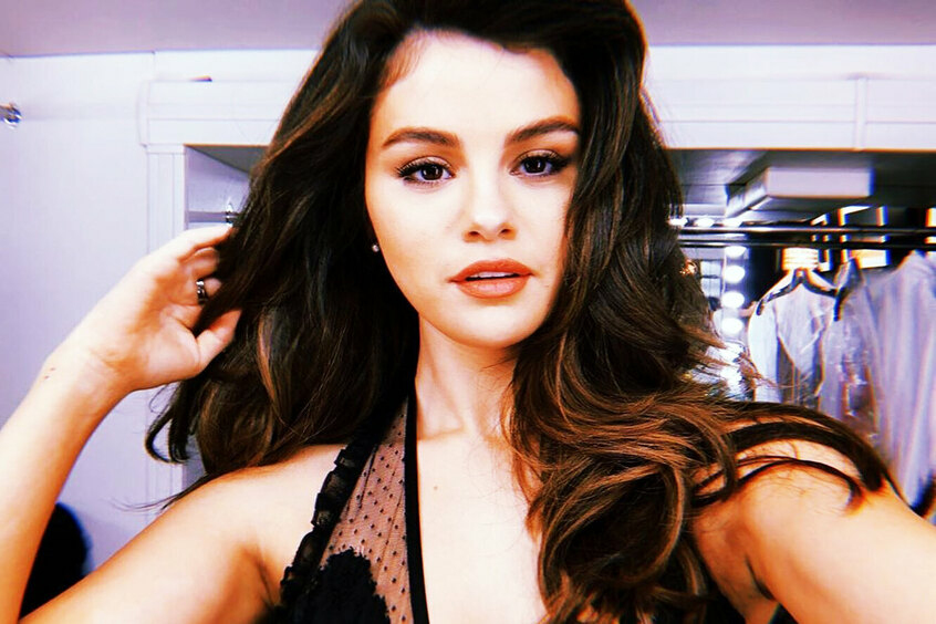 Селена Гомес использует контуринг волос