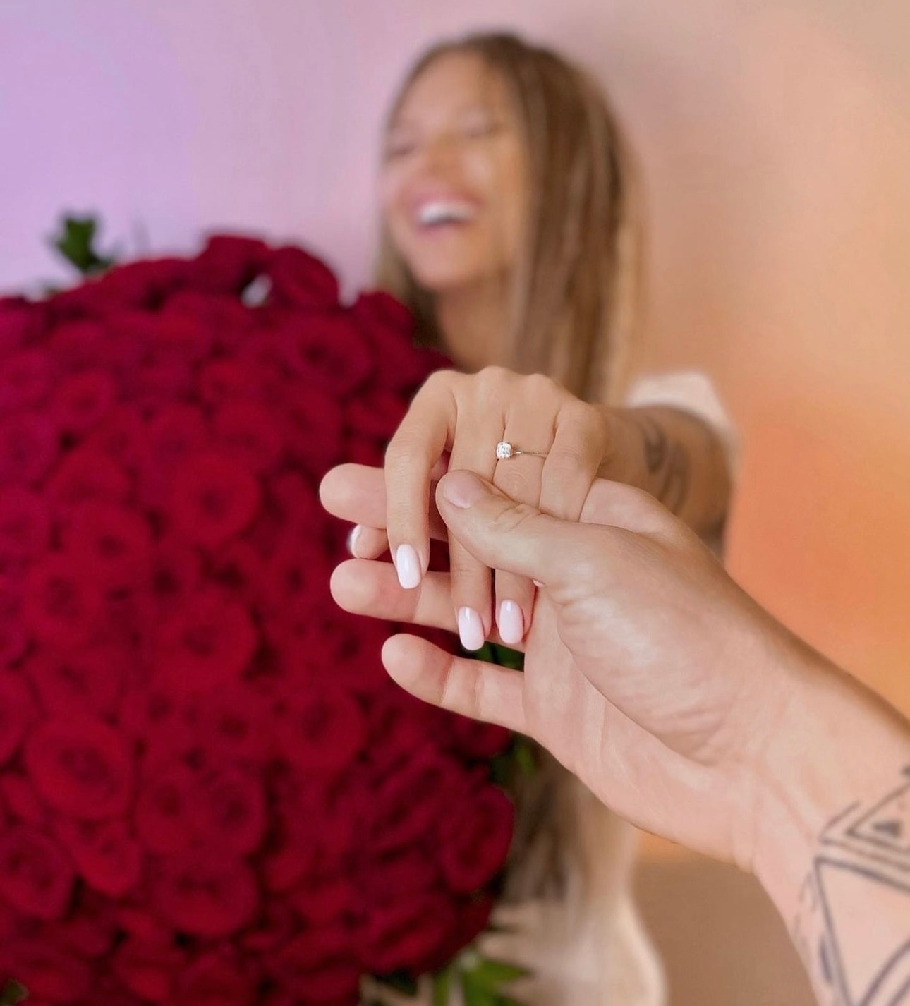 Певица похвасталась помолвочным кольцом