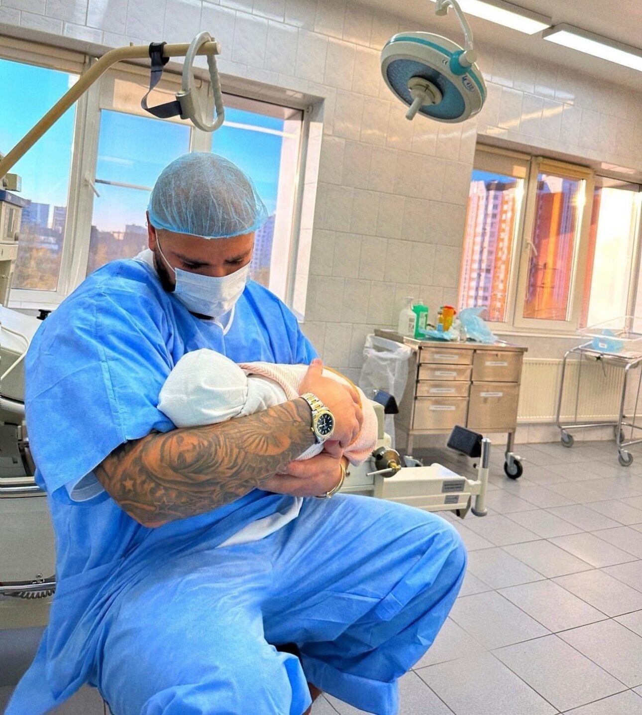 Певец показал новорожденного сына