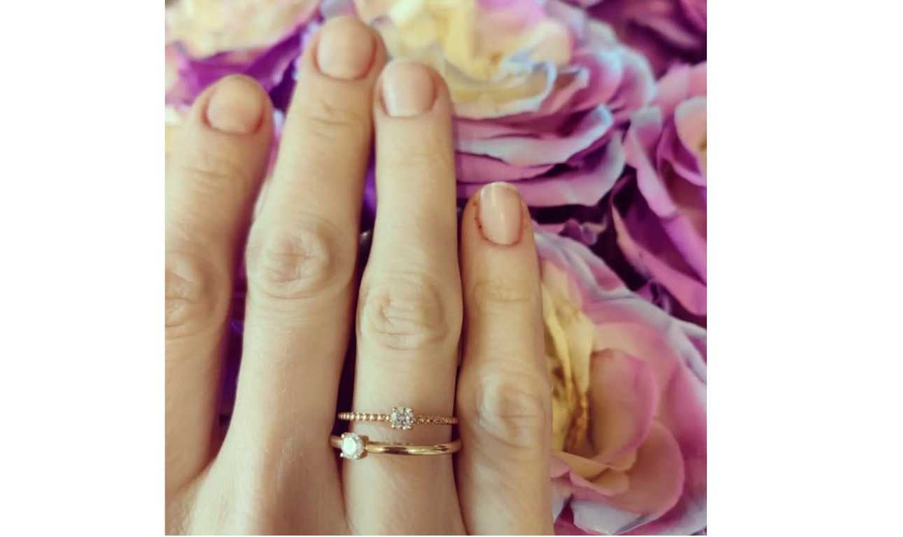 Руки Ланской с помолвочным кольцом