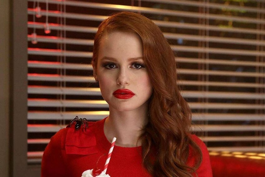 Красная помада всегда выглядит соблазнительно