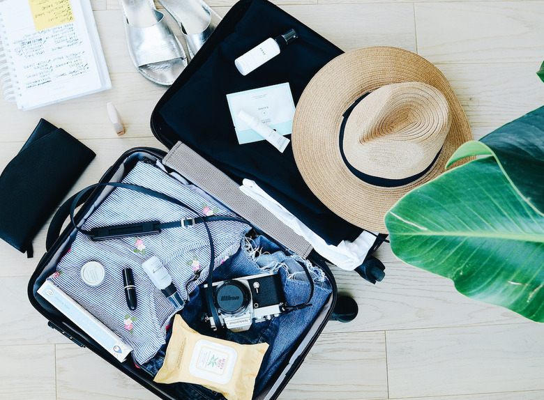Уехать красиво: какую косметику взять с собой на отдых
