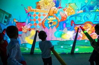 Полет на Луну, лабиринт желаний и японские манги: культурная афиша апреля