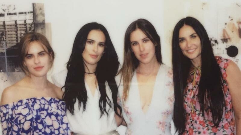 Румер Уиллис с мамой и сестрами