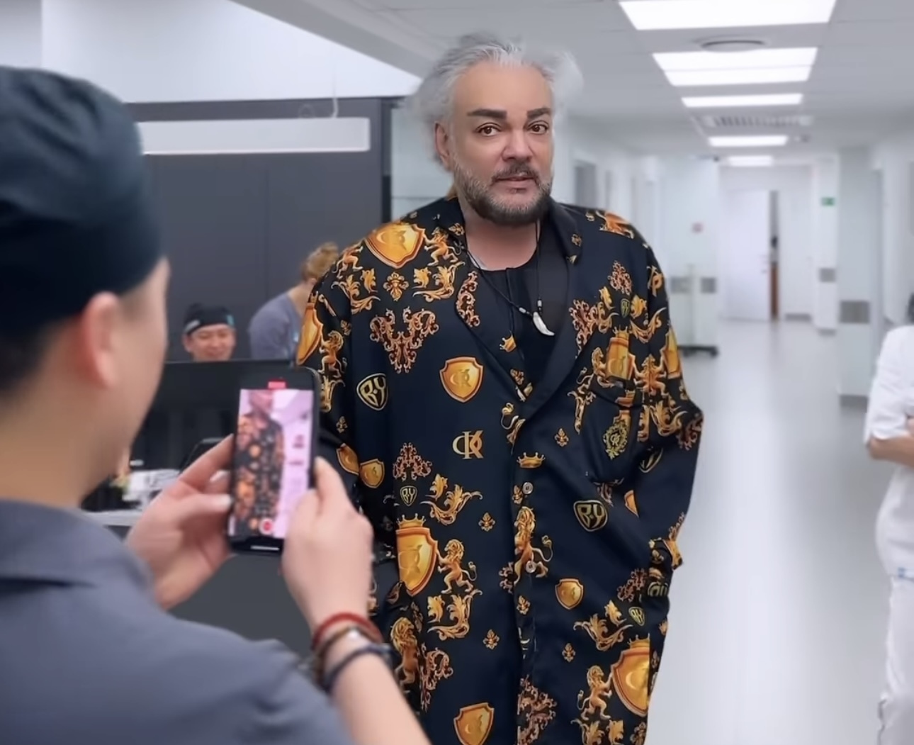 Артист появился в клинике своего хирурга