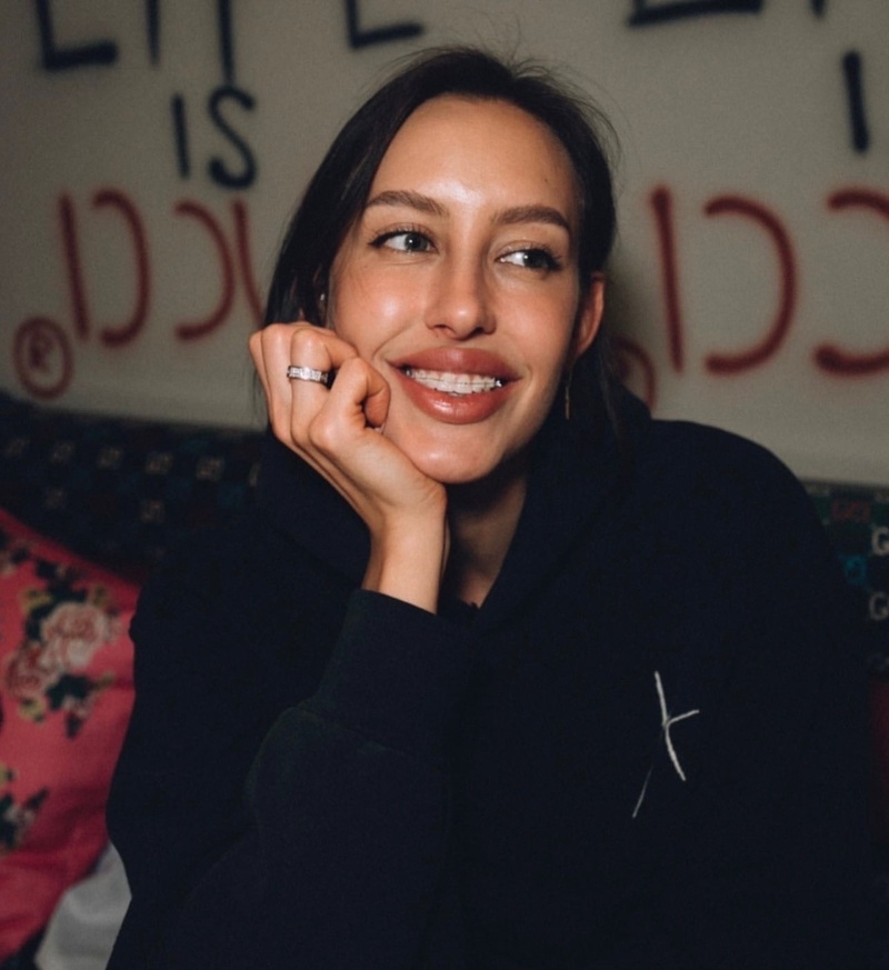 Избранница певца показала кольцо на безымянном пальце правой руки