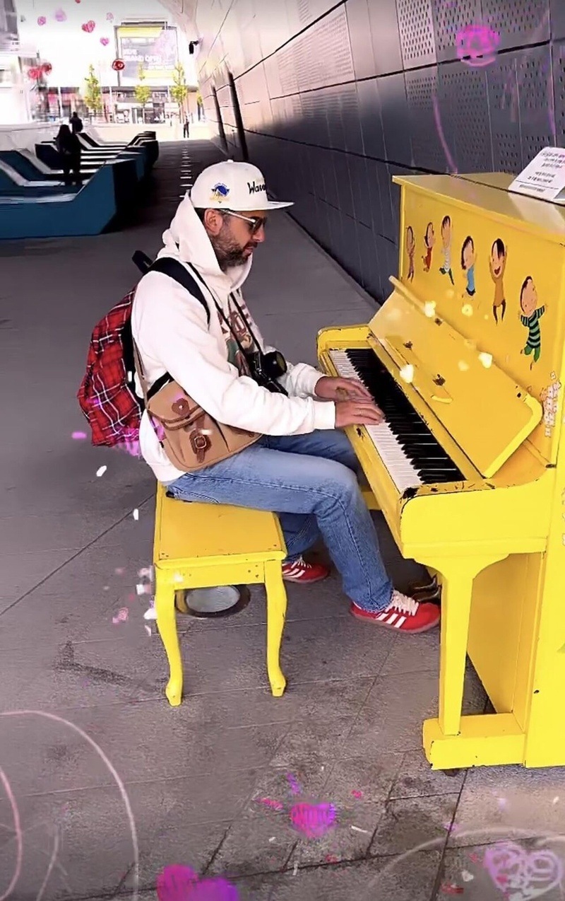 Ведущий выступил в уличном переходе