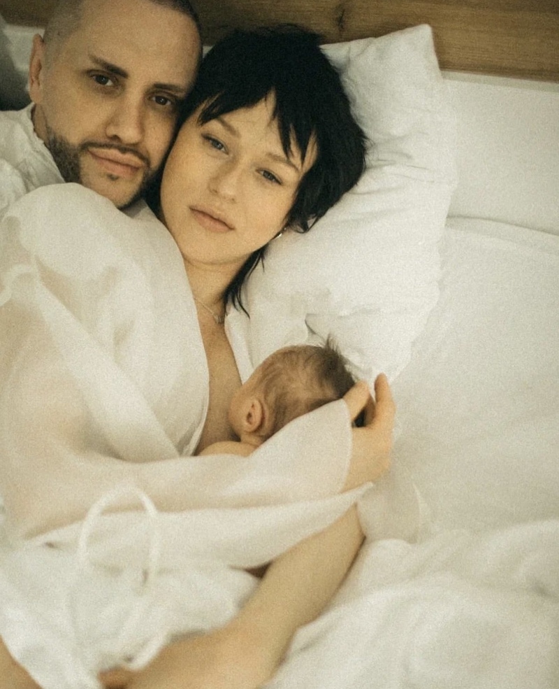 Певица выложила милый кадр с супругом и первенцем