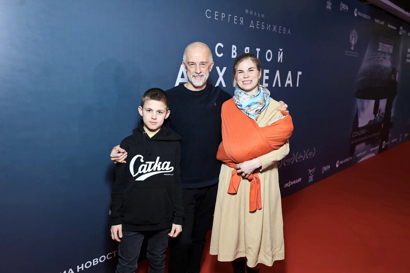 Режиссер с женой и детьми