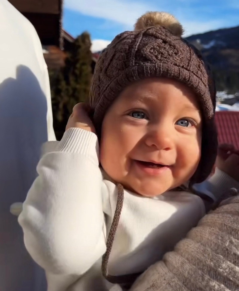 Пара показала лицо годовалого сына