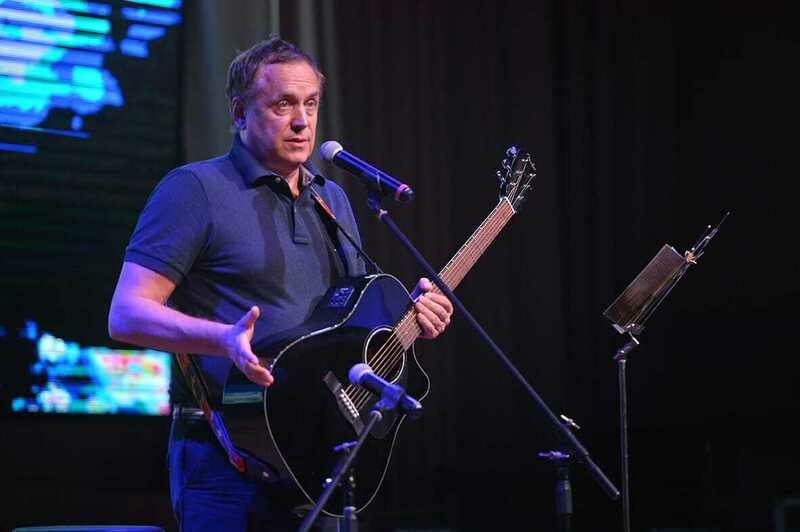 У актера много творческих увлечений , в том числе игра на гитаре