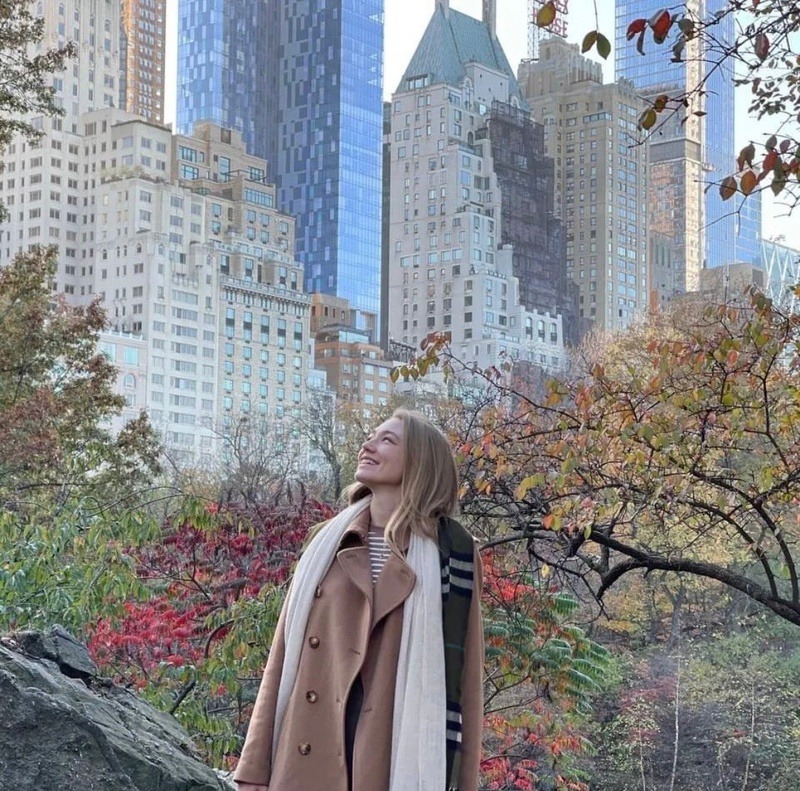 Актриса выложила снимок во время прогулки по парку