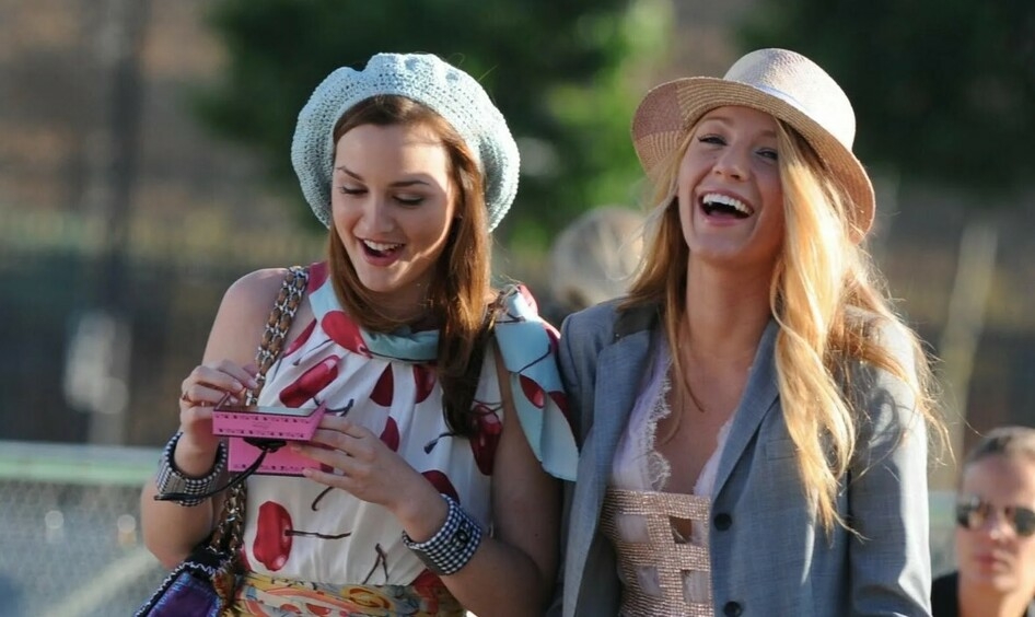 Счастливые девушки одеваются ярко