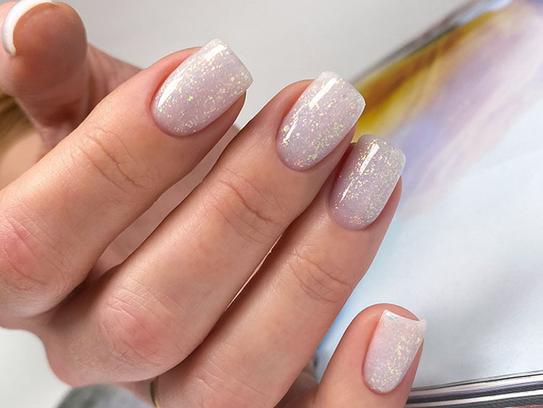 Нежный маникюр с поталью