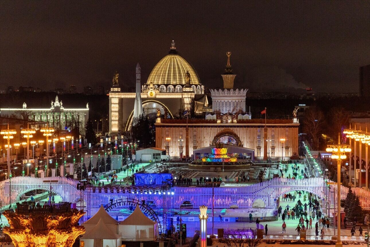 Самый большой каток столицы работает на ВДНХ