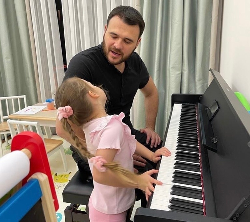 Певец показал подросшую наследницу