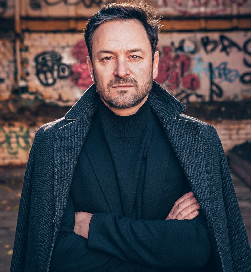 Алексей появился на свет в Ташкенте, в обычной семье. До поступления в театральный институт учился в ПТУ и имеет диплом сварщика