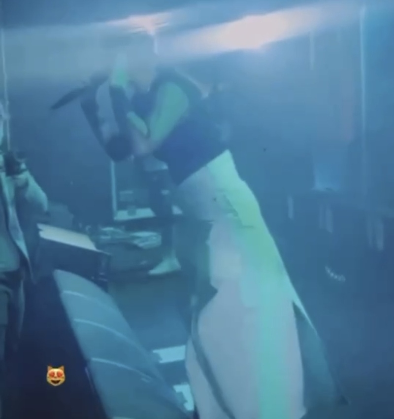 У певицы заметили округлившийся живот