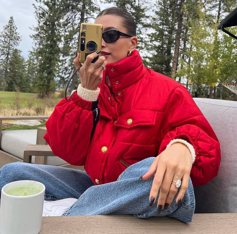 Если однообразие утомило, приобретите себе хотя бы одну куртку яркого цвета, например, как у Хейли Бибер