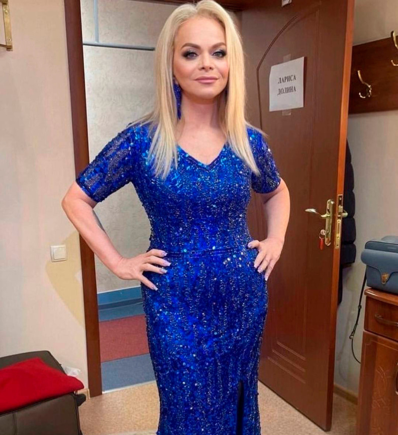 Высокие разрезы тоже смотрятся неуместно