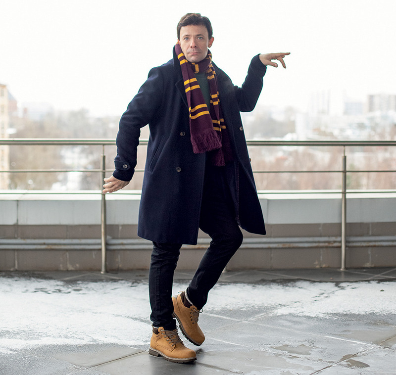 У актера хороший музыкальный слух. В детстве он пел в хоре, сейчас играет на гитаре, саксофоне, кларнете и ударной установке