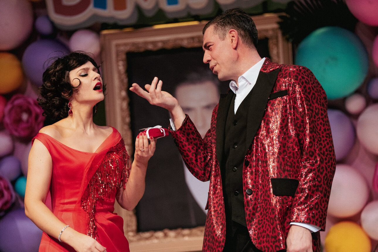 Дмитрий Дюжев и Глафира Тарханова в спектакле "Джекпот для любимой"