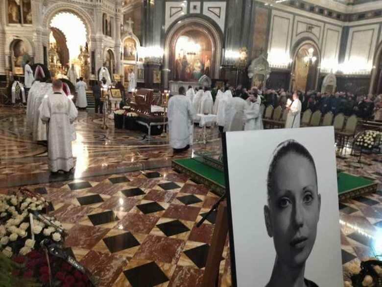 Церемония прощания с Инной Чуриковой проходит в Храме Христа Спасителя