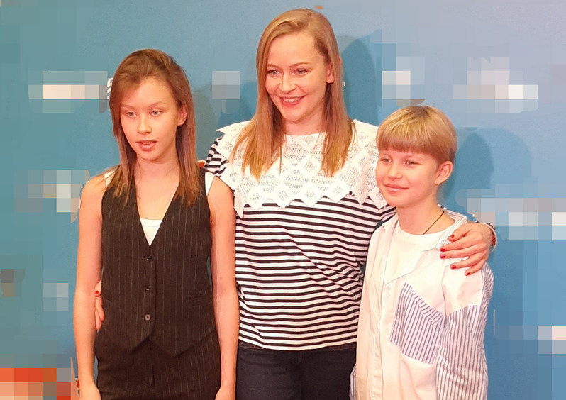 Юлия Пересильд с детьми