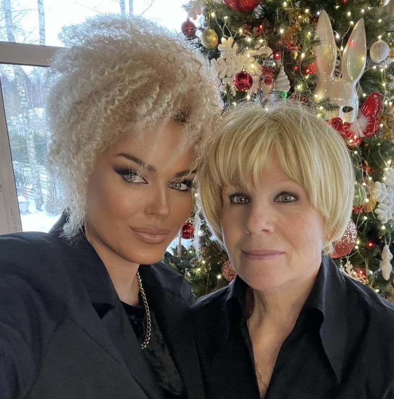 Певица показала свою маму