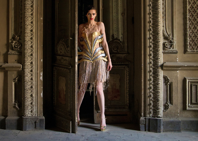 Один из ярких трендов уходящего года – платья с бахромой