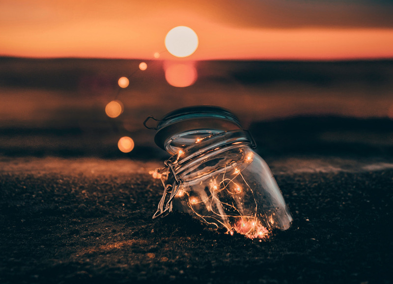 «Обращайтесь с мыслями так же, как с вещами. Потому что они материальны. И мир такой, каким мы его считаем»