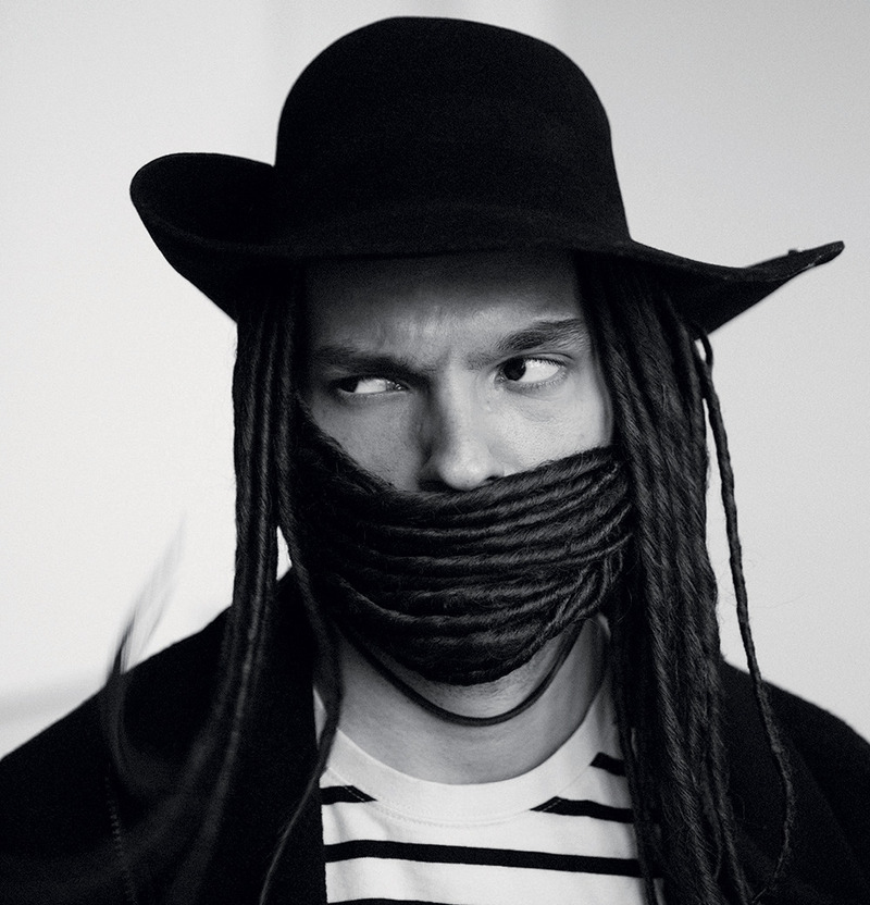 В юности актер увлекался компьютерными играми, но сейчас предпочитает активный спорт: футбол, баскетбол, сноуборд и ходит в бассейн